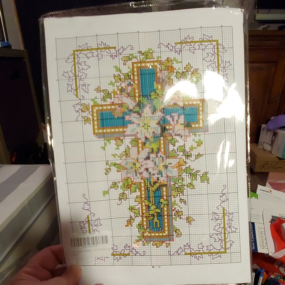 Cross pattern cross stitch with 5 plastic hoops
